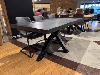 Eettafel, zwart hardhout, zwart metalen spinpoot